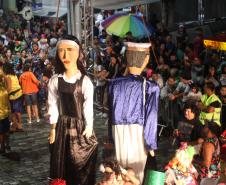 Matimbanda e desfiles de escolas de samba no Litoral levam 800 mil foliões para as ruas no segundo dia de Carnaval