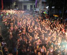 Matimbanda e desfiles de escolas de samba no Litoral levam 800 mil foliões para as ruas no segundo dia de Carnaval