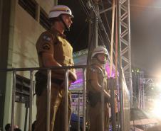 Matimbanda e desfiles de escolas de samba no Litoral levam 800 mil foliões para as ruas no segundo dia de Carnaval