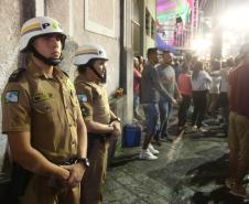 Matimbanda e desfiles de escolas de samba no Litoral levam 800 mil foliões para as ruas no segundo dia de Carnaval