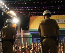 Matimbanda e desfiles de escolas de samba no Litoral levam 800 mil foliões para as ruas no segundo dia de Carnaval