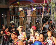 Matimbanda e desfiles de escolas de samba no Litoral levam 800 mil foliões para as ruas no segundo dia de Carnaval