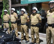 Matimbanda e desfiles de escolas de samba no Litoral levam 800 mil foliões para as ruas no segundo dia de Carnaval