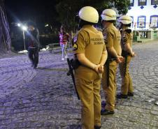 Matimbanda e desfiles de escolas de samba no Litoral levam 800 mil foliões para as ruas no segundo dia de Carnaval