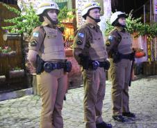 Matimbanda e desfiles de escolas de samba no Litoral levam 800 mil foliões para as ruas no segundo dia de Carnaval