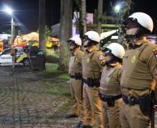 Matimbanda e desfiles de escolas de samba no Litoral levam 800 mil foliões para as ruas no segundo dia de Carnaval