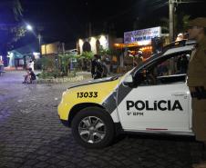 Matimbanda e desfiles de escolas de samba no Litoral levam 800 mil foliões para as ruas no segundo dia de Carnaval