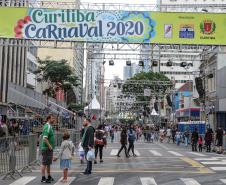 Polícia Militar garante a segurança de milhares de pessoas durante o desfile de Carnaval em Curitiba