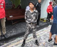 Polícia Militar garante a segurança de milhares de pessoas durante o desfile de Carnaval em Curitiba