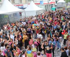 Polícia Militar garante a segurança de milhares de pessoas durante o desfile de Carnaval em Curitiba