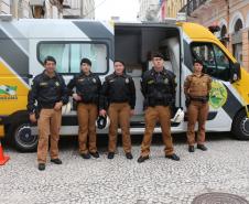 Polícia Militar garante a segurança de milhares de pessoas durante o desfile de Carnaval em Curitiba