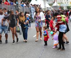 Polícia Militar garante a segurança de milhares de pessoas durante o desfile de Carnaval em Curitiba