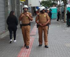 Polícia Militar garante a segurança de milhares de pessoas durante o desfile de Carnaval em Curitiba