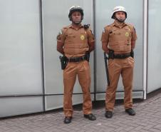 Polícia Militar garante a segurança de milhares de pessoas durante o desfile de Carnaval em Curitiba