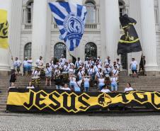 Polícia Militar garante a segurança de milhares de pessoas durante o desfile de Carnaval em Curitiba