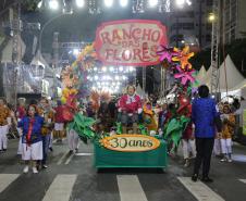 Polícia Militar garante a segurança de milhares de pessoas durante o desfile de Carnaval em Curitiba