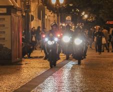 Polícia Militar garante a segurança de milhares de pessoas durante o desfile de Carnaval em Curitiba