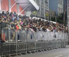 Polícia Militar garante a segurança de milhares de pessoas durante o desfile de Carnaval em Curitiba