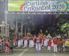 Polícia Militar garante a segurança de milhares de pessoas durante o desfile de Carnaval em Curitiba