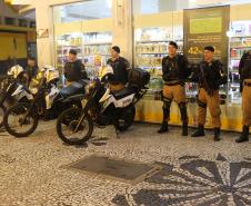 Polícia Militar garante a segurança de milhares de pessoas durante o desfile de Carnaval em Curitiba