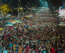 Com reforço da PM, multidões curtem terceiro dia de Carnaval no Paraná com mais segurança e diversão