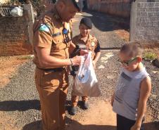 Policiais fazem surpresa para garoto que admira a Polícia Militar em Sapopema, nos Campos Gerais