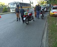  Com a Operação Ímpetus, PM apreende 16 veículos e encaminha cinco pessoas em Colombo (PR)