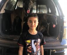  Garoto realiza sonho ao visitar unidade da PM em Cianorte (PR), no Noroeste do estado
