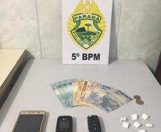Em Londrina (PR), PM prende trio, recupera carro e apreende papelotes de crack após denúncia