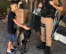  Garoto realiza sonho ao visitar unidade da PM em Cianorte (PR), no Noroeste do estado