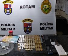 No Norte do estado, PM prende mulher e apreende drogas, dinheiro e eletrônicos durante patrulhamento