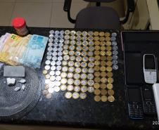 No Norte do estado, PM prende mulher e apreende drogas, dinheiro e eletrônicos durante patrulhamento
