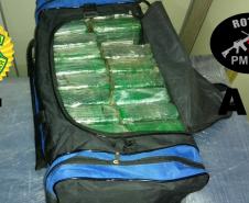 Em Paranaguá (PR), PM intercepta carreta com 354 quilos de cocaína que iria para o exterior