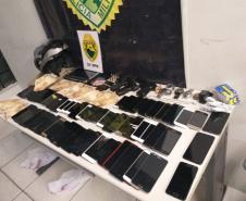 PM recupera 57 celulares e prende dupla que praticava roubos na Capital