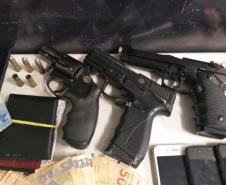 Os integrantes da 1ª Companhia do 20º Batalhão de Polícia Militar (20º BPM) conseguiram prender na noite de sábado (14/03) dois homens que seriam responsáveis por pelo menos 50 roubos em diversos bairros da Capital. Na casa de um deles havia 57 aparelhos celulares, além de mais de R$ 7 mil em dinheiro e uma arma de fogo (revólver de calibre .38). De acordo com o Comandante da companhia, capitão Ronaldo Carlos Goulart, até os policiais militares de folga se empenharam na localização e prisão dos autores do