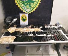 PM recupera 57 celulares e prende dupla que praticava roubos na Capital