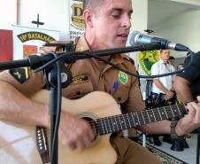 Policiais militares homenageiam mulheres com música em Apucarana (PR), no Norte do estado