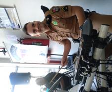 Policiais militares homenageiam mulheres com música em Apucarana (PR), no Norte do estado