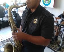 Policiais militares homenageiam mulheres com música em Apucarana (PR), no Norte do estado