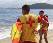 Mortes por afogamento caem 53,3% nas praias do Paraná durante a temporada de verão