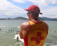 Mortes por afogamento caem 53,3% nas praias do Paraná durante a temporada de verão