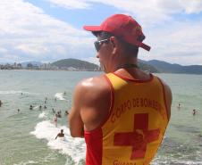 Mortes por afogamento caem 53,3% nas praias do Paraná durante a temporada de verão