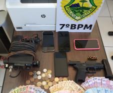 Policiais apreendem arma de fogo e cigarros durante ação contra o contrabando em Tuneiras do Oeste (PR)
