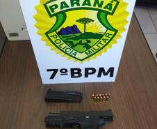 Policiais apreendem arma de fogo e cigarros durante ação contra o contrabando em Tuneiras do Oeste (PR)