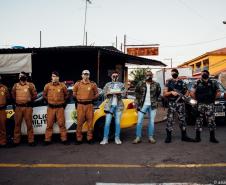 Garoto fã da PM recebe policiais no dia do aniversário em Londrina (PR)