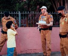 Garoto fã da PM recebe policiais no dia do aniversário em Londrina (PR)