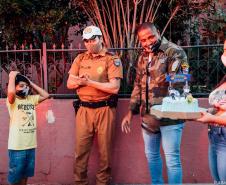 Garoto fã da PM recebe policiais no dia do aniversário em Londrina (PR)