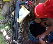 Em Telêmaco Borba, PM localiza espingarda e drogas enterradas às margens do Rio Tibagi