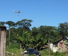 Em ação conjunta, helicóptero da PM e equipes do Corpo de Bombeiros combatem incêndio em Guaratuba (PR)