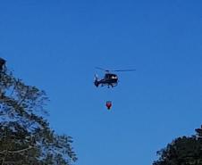 Em ação conjunta, helicóptero da PM e equipes do Corpo de Bombeiros combatem incêndio em Guaratuba (PR)